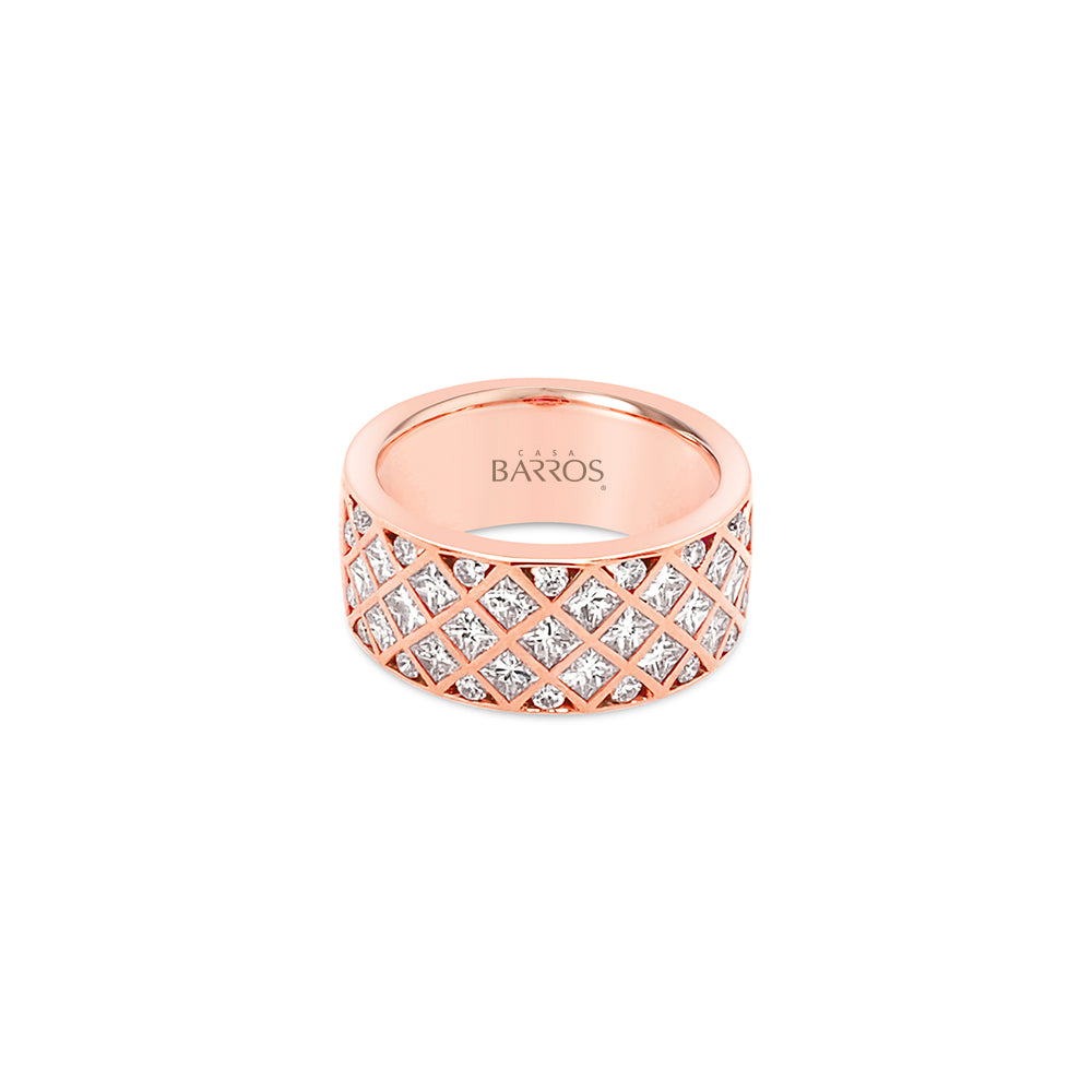 Anillo ancho de oro rosa con diamantes.
