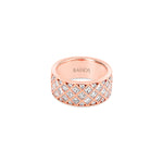 Anillo ancho de oro rosa con diamantes.