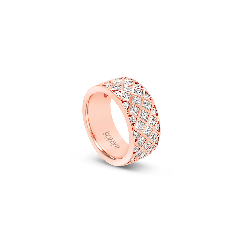 Anillo ancho de oro rosa con diamantes.