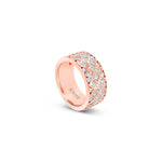 Anillo ancho de oro rosa con diamantes.