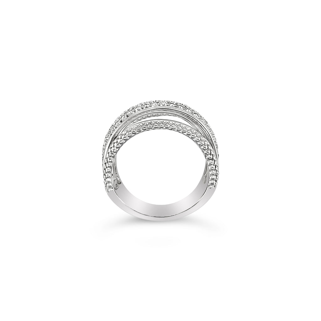 Anillo de oro blanco con diamantes.
