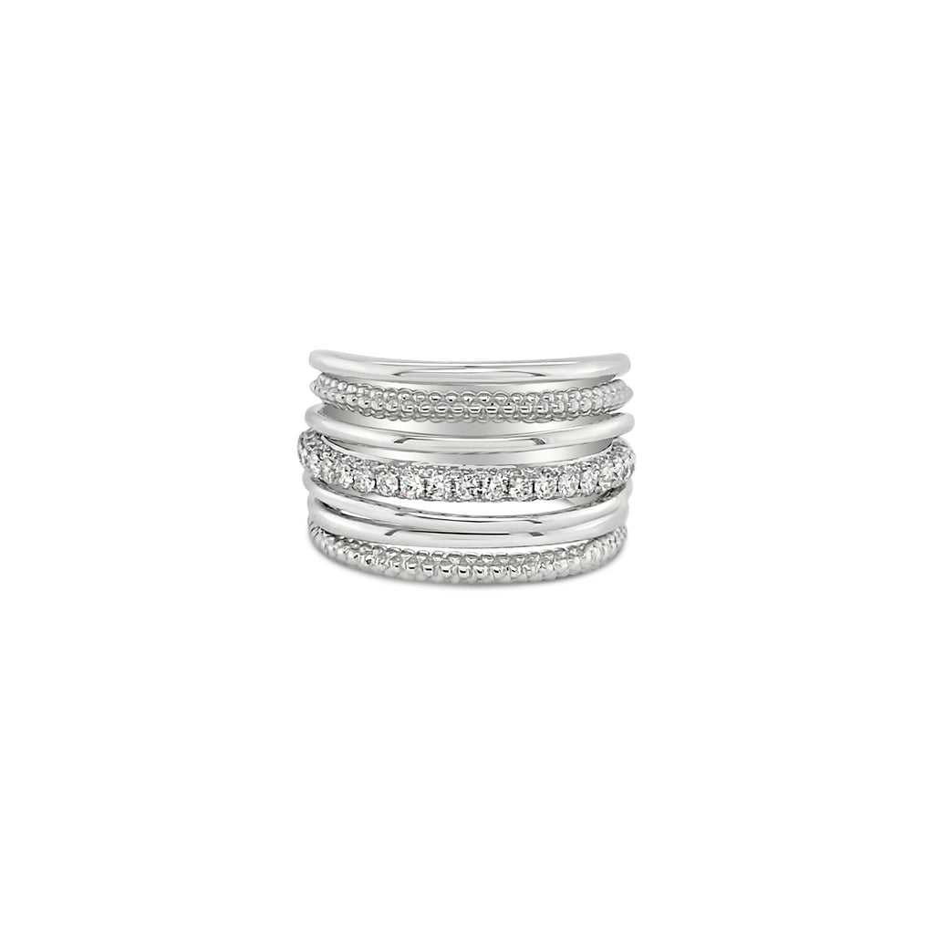 Anillo de oro blanco con diamantes.