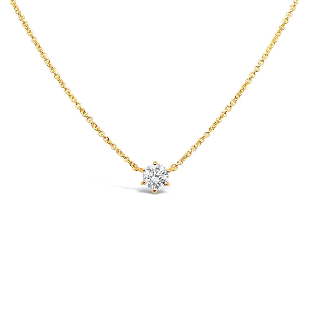 Collar de oro amarillo con diamante central solitario.